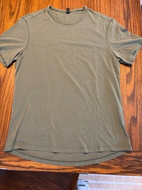 lululemon athletica Men's Olive Crew Neck Short Sleeve Tee
